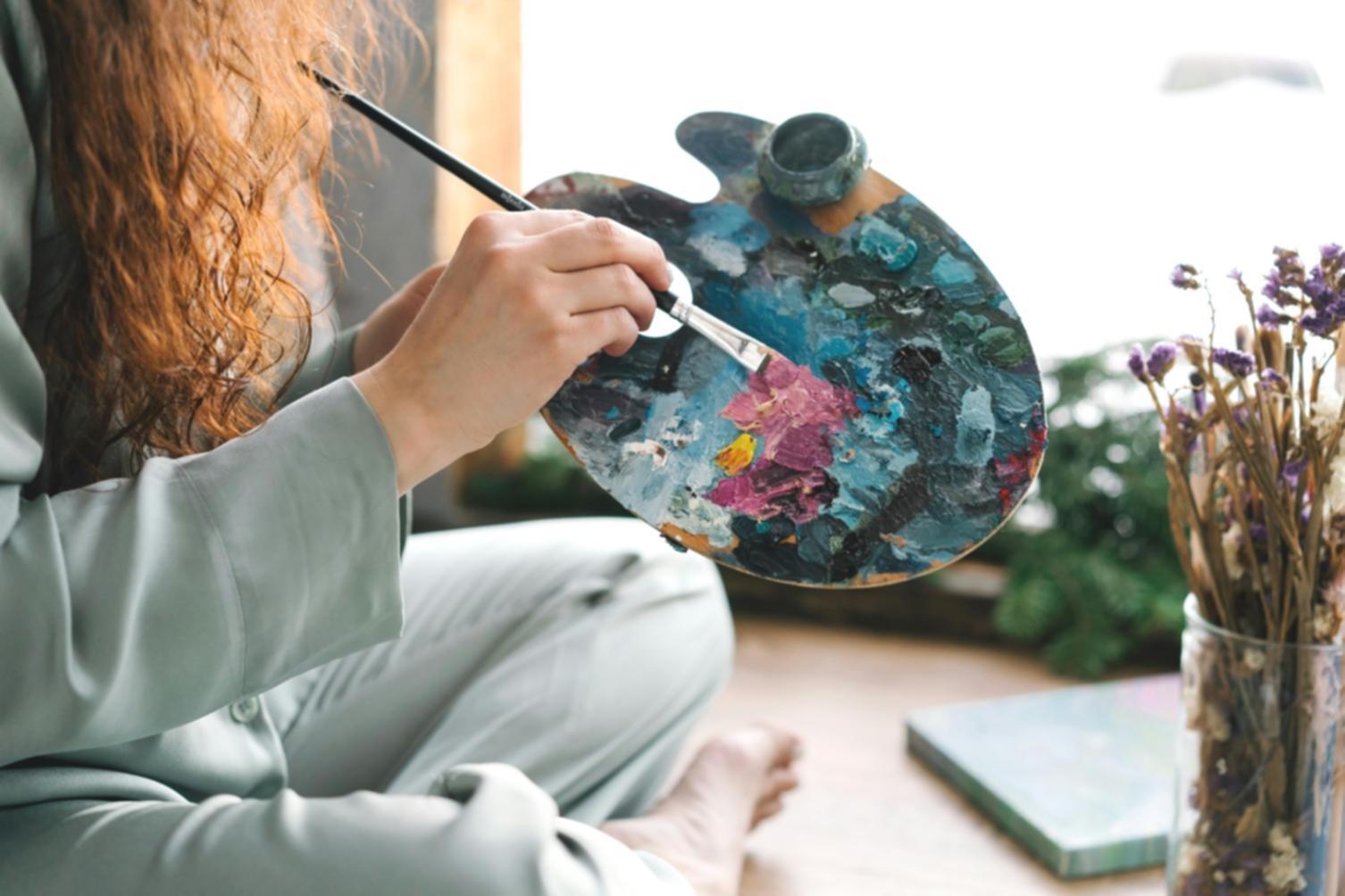Studente durante una sessione pratica di disegno prospettico con correzione individuale